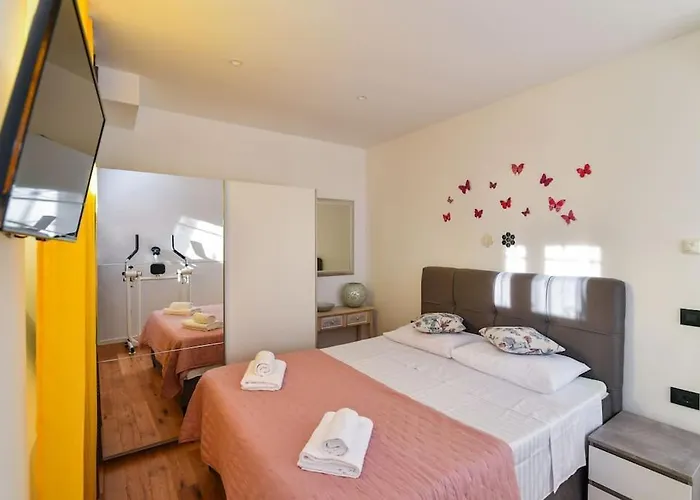 Lovely In The Park Near The Apartman