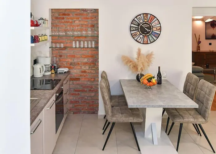 Lovely In The Park Near The Apartman Abbázia