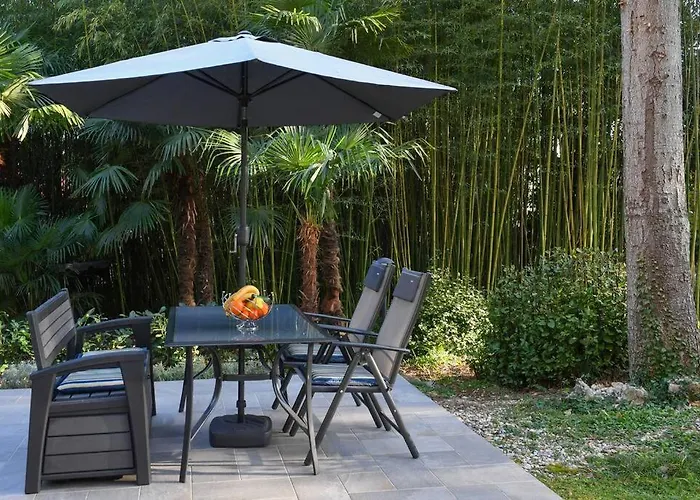 Lovely In The Park Near The Apartman *