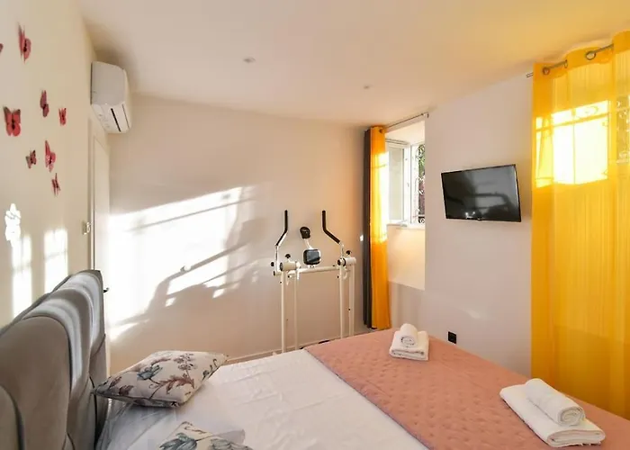 Lovely In The Park Near The Apartment *